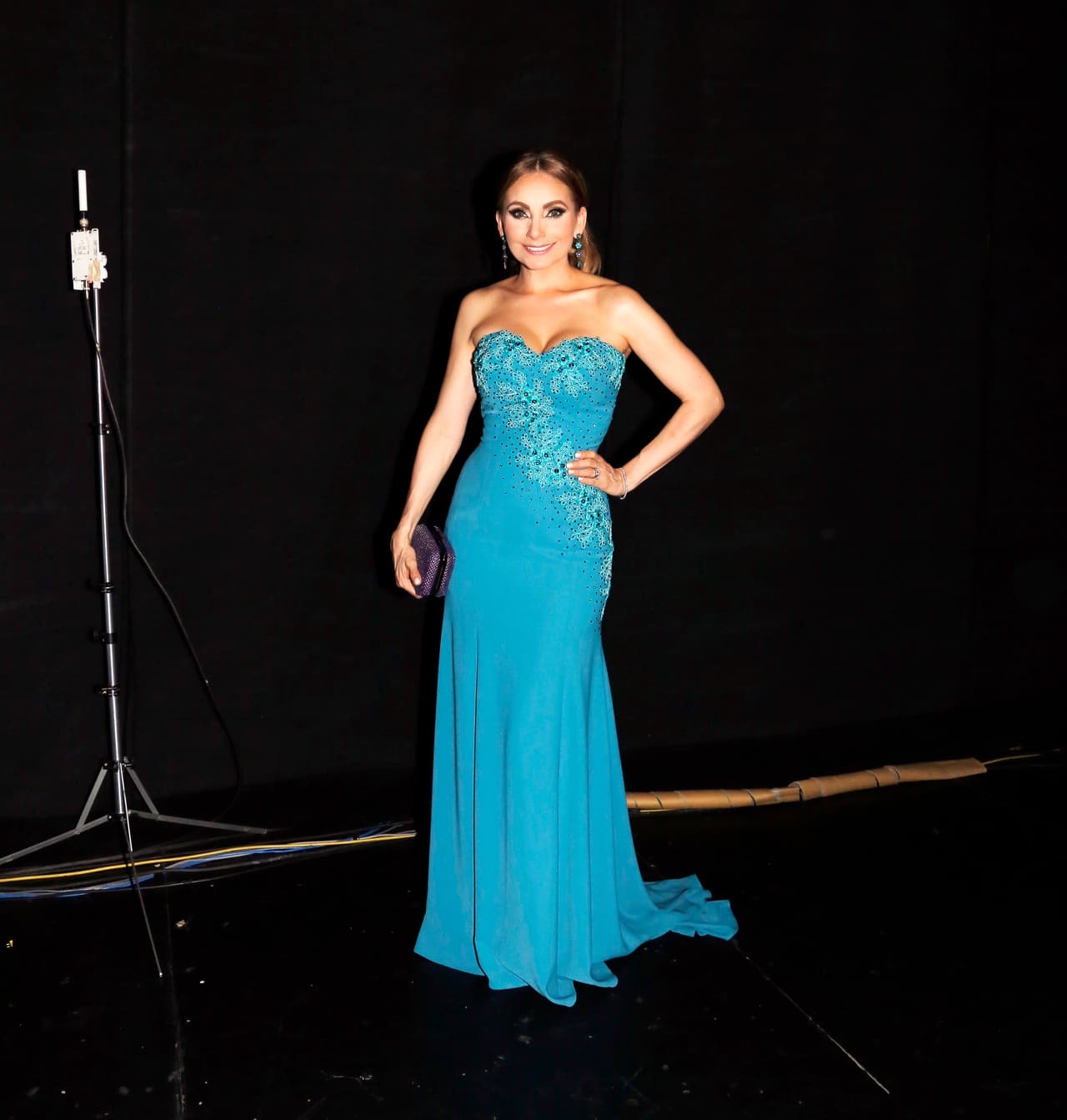 Elizabeth Álvarez lució un vestido azul que conquistó y por eso estuvo entre las mejores vestidas de los premios TVyNovelas.