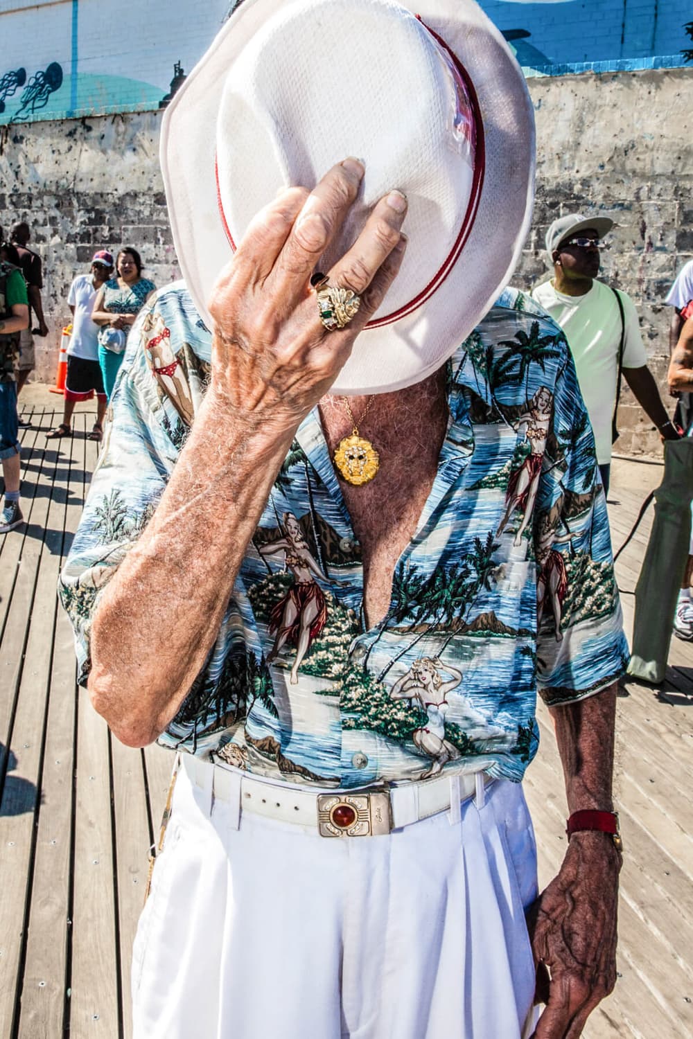 La luz en sus retratos es dura, intensa, cálida. El sol del verano explota los colores que recoje en sus fotos. “Muchos prefieren la fotografía en blanco y negro, pero yo siento que en estos días que estamos viviendo es importante traer algo de color a la vida y mostrar un look diferente. La foto en blanco y negro es preciosa, yo las hago ocasionalmente, pero el color se ha convertido para mí en un reto, un impulso, la llamarada del artista”, contó. 
<a href="http://donatodicamillo.com/">Foto: Donato Di Camillo/donatodicamillo.com</a>