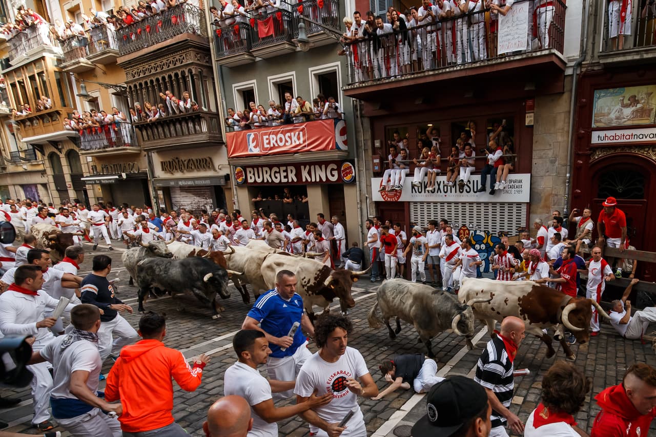 El encierro es una carrera de 875 metros delante de seis toros salvajes y seis cabestros que guían a la manada por el recorrido hasta la plaza de toros. Los corredores le cantan cada día a San Fermín antes de la carrera y se celebra una gran procesión el día 7 de julio por el casco viejo.
<br>Fotografía del
<b> 7 de julio de 2017</b> /CESAR MANSO/ AFP/ Getty