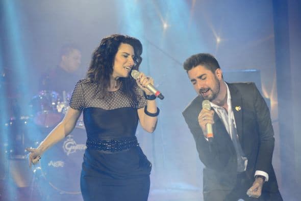 Dos extraordinarias voces que juntaron su talento en la canción 'Donde quedo solo yo' y el resultado es maravilloso.