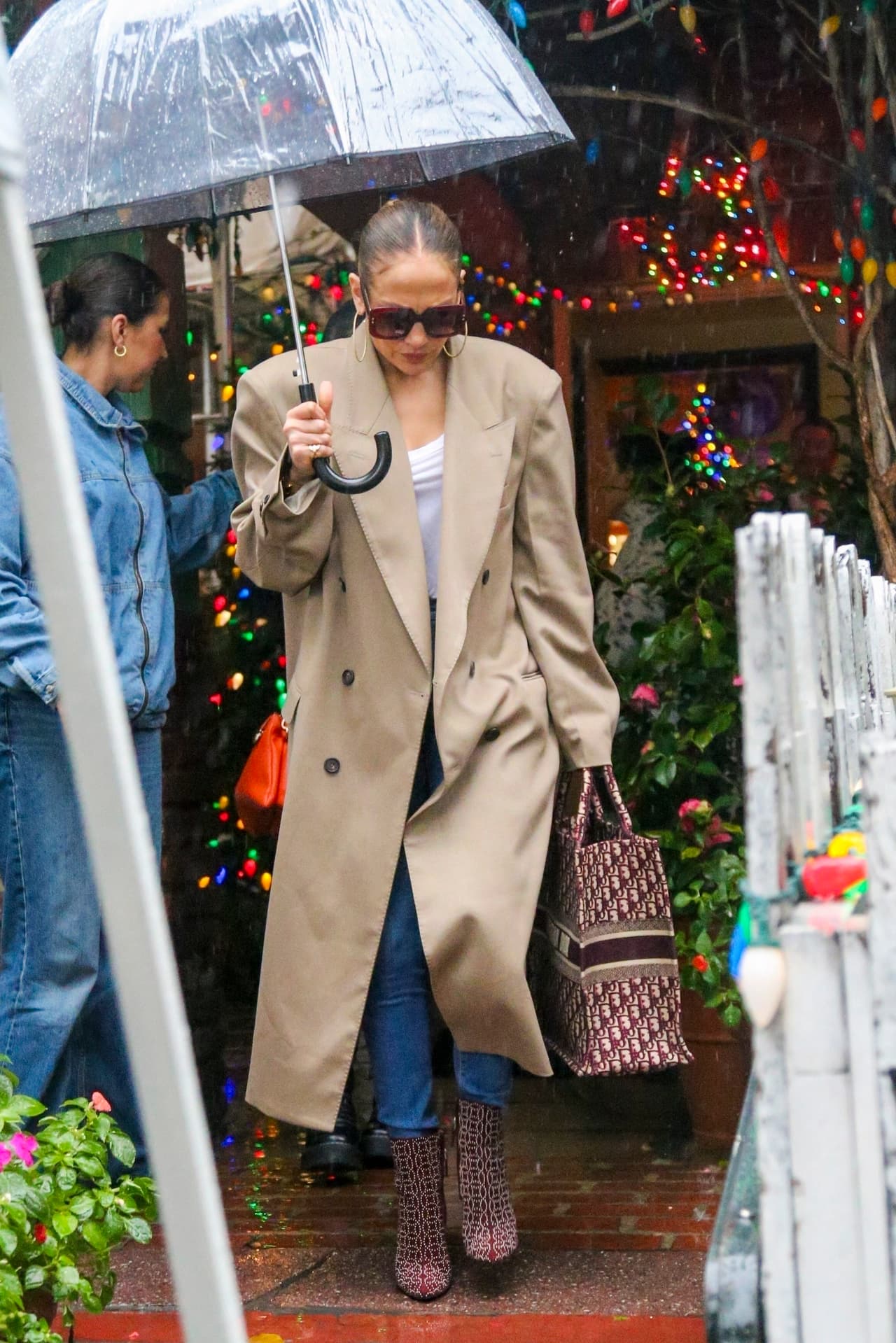 JLo no perdió el estilo pese al día lluvioso.