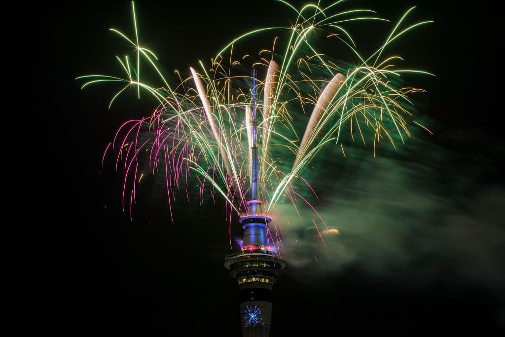 Miles también acudieron a Auckland, la ciudad más grande de Nueva Zelanda, para la tradicional fiesta de calle de Año Nuevo, que estuvo marcada por fuegos artificiales desde la Sky Tower.