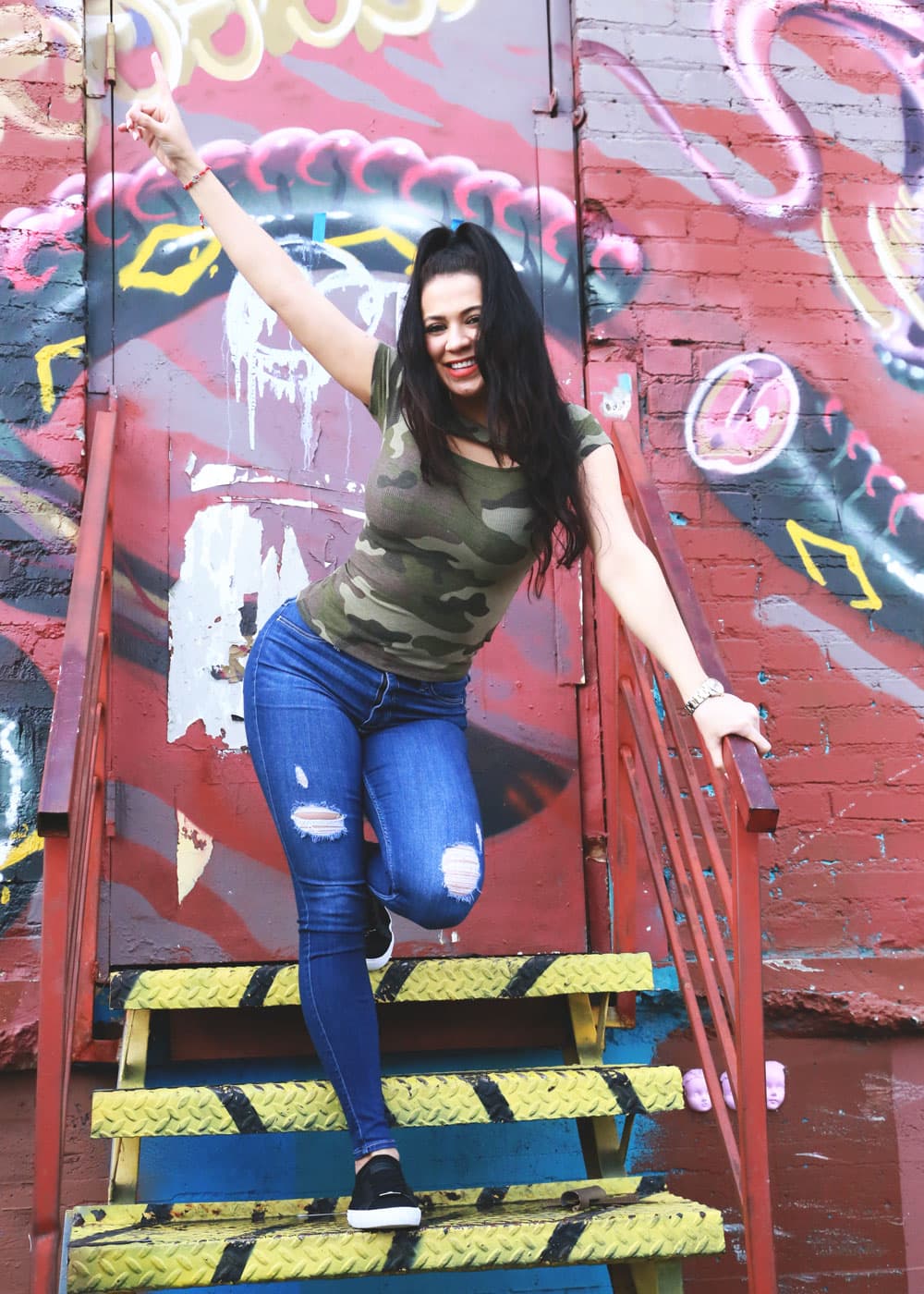 '
<b>La Jirafita'</b> lució muy 'relax', con unos jeans y una blusa de estampado militar.