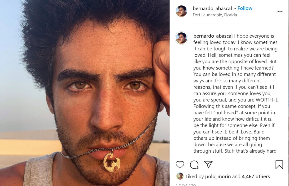 Dos días antes de que el actor publicara la imagen en la que aparecen juntos, Abascal compartió 
<b><a href="https://www.instagram.com/p/CEvSSeVDBR0/" target="_blank">este retrato </a></b>que acompañó con un mensaje acerca del amor. 
<br>