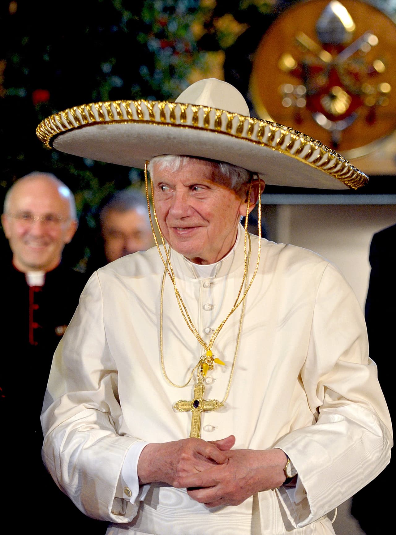 El papa Benedicto también mostró apertura por lucir accesorios ajenos a la vestimenta papal. Por ejemplo, en su visita a México en 2012 portó con una sonrisa un sombrero de charro blanco confeccionado por artesanos guanajuatenses.