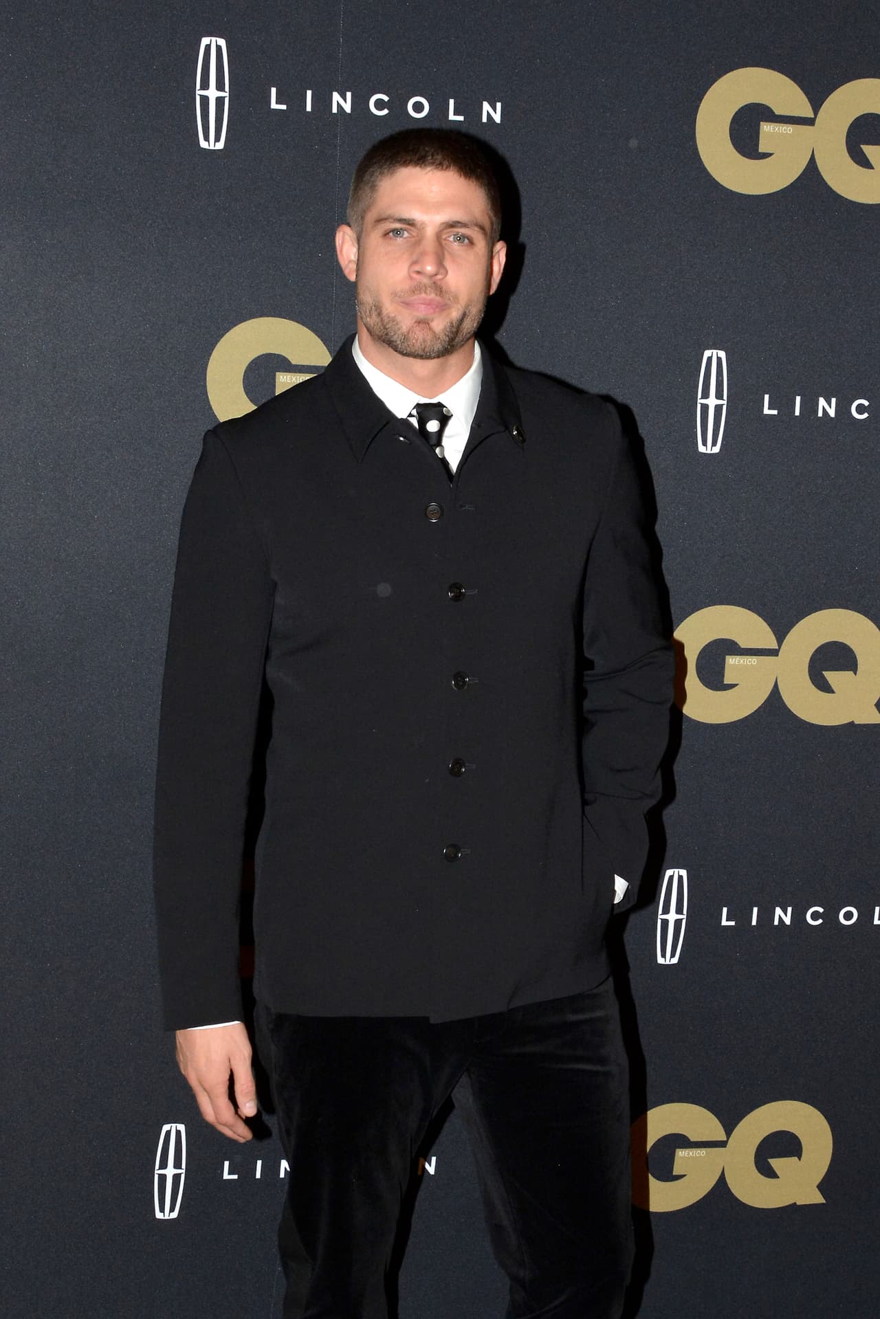 Un año llevaba el pelo recortado y lo presumía en su tono natural. Su barba apenas se dibujaba.