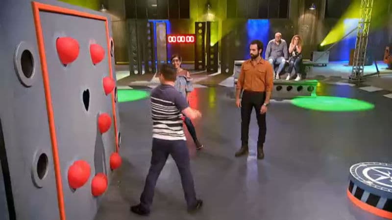 Otra personalidad explosiva que salió a flote fue la del 'Travieso' cuando se molestó porque Karime no entendió las indicaciones que él le daba para poder tronar los globos en el muro.