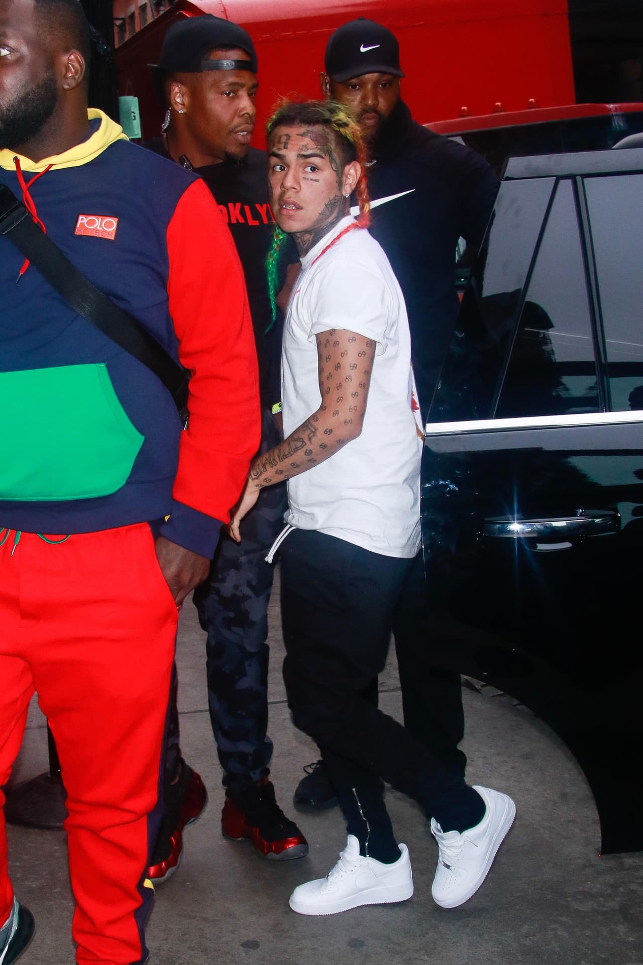 El mes pasado, Tekashi 6ix9ine comenzó a testificar 
<b><a href="https://www.univision.com/famosos/rapero-tekashi-tiene-dos-dias-delatando-a-miembros-de-su-pandilla-en-una-corte-y-detallando-varios-crimenes-fotos">contra antiguos compañeros</a></b> de su banda en una corte de Nueva York e identificó a más miembros de la pandilla.