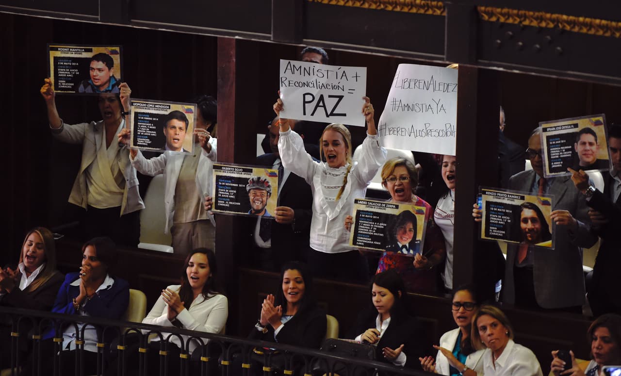 Lilian Tintori, esposa de Leopoldo López,y familiares de otros presos venezolanos asisten a la discusión de una Ley de Amnistía en la Asamblea Nacional.