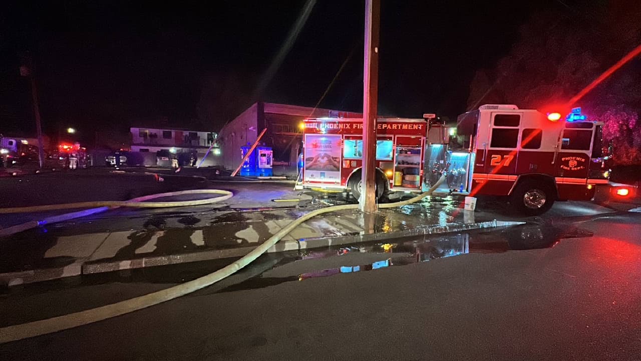 Cuando las cuadrillas de bomberos llegaron al lugar, encontraron fuertes llamas y humo saliendo por el frente de la tienda.