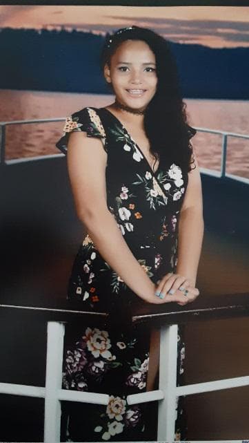 La menor de 15 años fue descrita como de tez trigueña, pelo negro rizo, ojos marrones, 280 lbs, 5’11 de estatura y tiene "brackets"
<b>. </b>
<br>