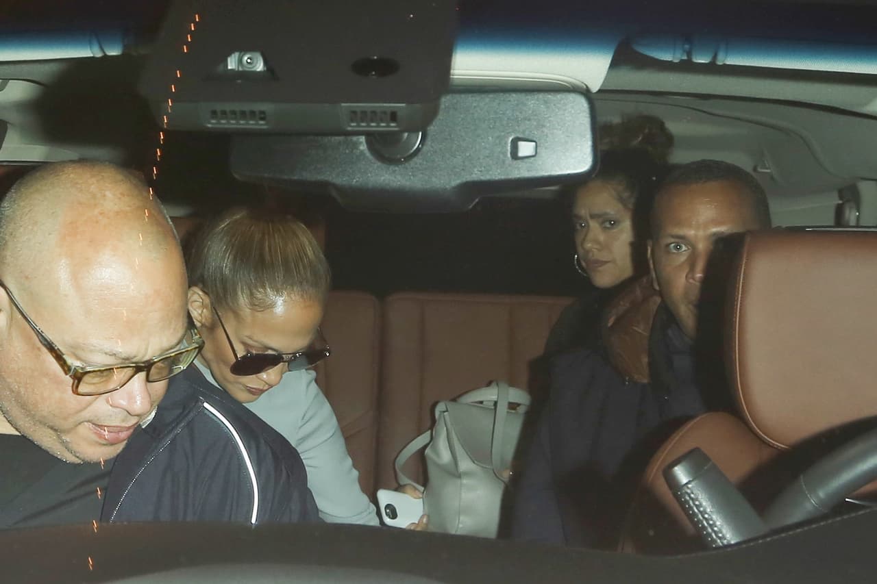 Álex Rodríguez no tuvo la intención de esconderse, ya que hasta en televisión nacional confesó que está saliendo y conociendo mejor a Jennifer López.