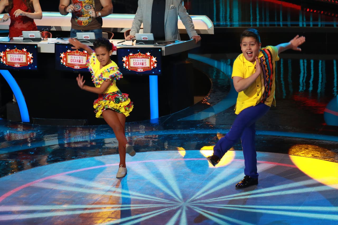 Los bailarines no corrieron con la misma suerte y Aramís Ojeda de 11 años tuvo que bailar con dos chicas: con Kiana Coppin de 8 años.