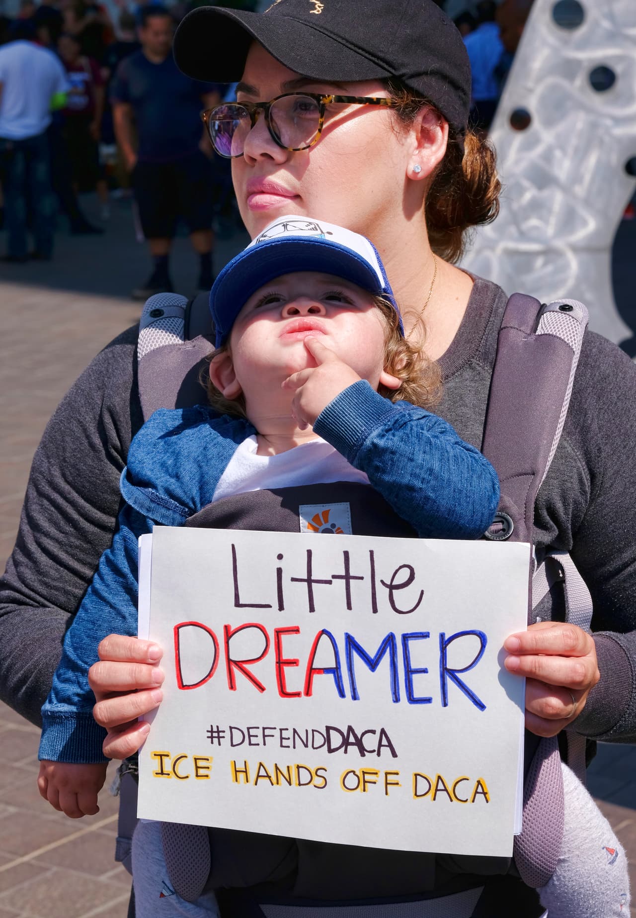 Karen Aguirre y su hijo Maxilliano se unieron a los activistas en el centro de Los Ángeles.