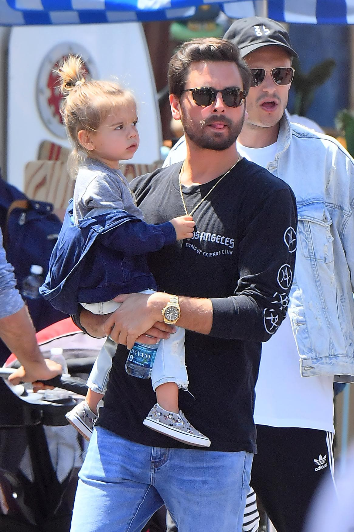 Kourtney, Scott y los chicos disfrutaron de juegos clásicos como 'It's A Small World', 'Thunder Mountain', 'Dumbo' y 'Mr Toad's Wild Adventure'.
