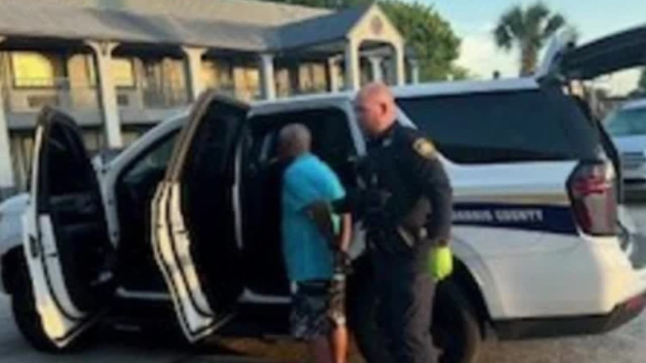 La Fiscalía del Condado de Harris aceptó cargos por delito grave de Robo Organizado en Comercios contra las tres sospechosas; la fianza de Williams y Starks
<b> fue fijada en $5,000, y la de Robinson en $15,000 por el Tribunal 488º de Distrito. </b>