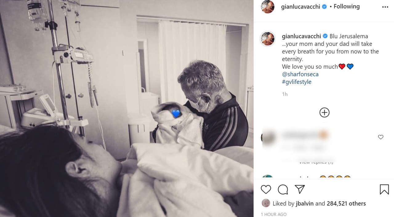 Pero la bebé llegó el martes para felicidad de ambos. Además de las nuevas fotos que publicó Sharon Fonseca con la pequeña, este jueves 29, Gianluca Vacchi compartió esta otra
<b> </b>en la que también le ocultó el rostro. 
<br>