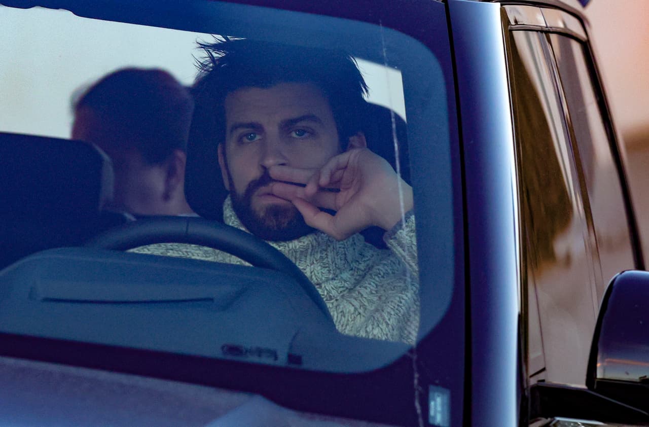 A diferencia de la cantante, Piqué se ha visto con semblante serio después de los ataques que ha recibido por el 
<a href="https://www.univision.com/famosos/letra-nueva-cancion-de-shakira-contra-su-ex-pique-clara-chia">lanzamiento de 'BZRP music sessions #53'</a>.