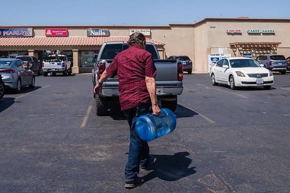 Las autoridades hacen un llamado a la población a
<b><a href="https://www.univision.com/noticias/salud/mejor-dieta-para-sobrevivir-ola-calor" target="_blank">tomar medidas </a>para evitar enfermedades asociadas al calor extremo</b>. Beber mucha agua, evitar las salidas al aire libre, especialmente entre 10am y 6pm, encender el aire acondicionado a una temperatura razonable y permanecer en un lugar ventilado son algunas de las recomendaciones del Servicio Nacional del Clima.