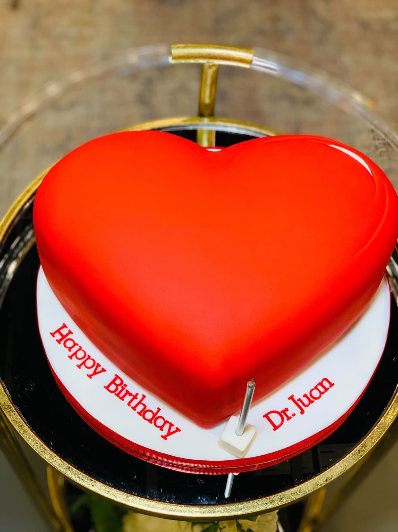 Con un pastel en forma de corazón, alusivo a su profesión de médico cardiólogo e internista, sorprendimos al Dr. Juan.