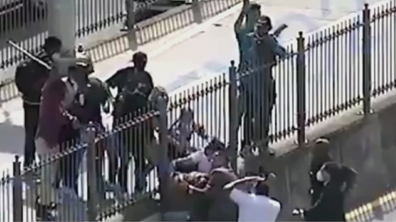 Arrestan a una mujer por atacar a policías durante marcha pacífica en NYC