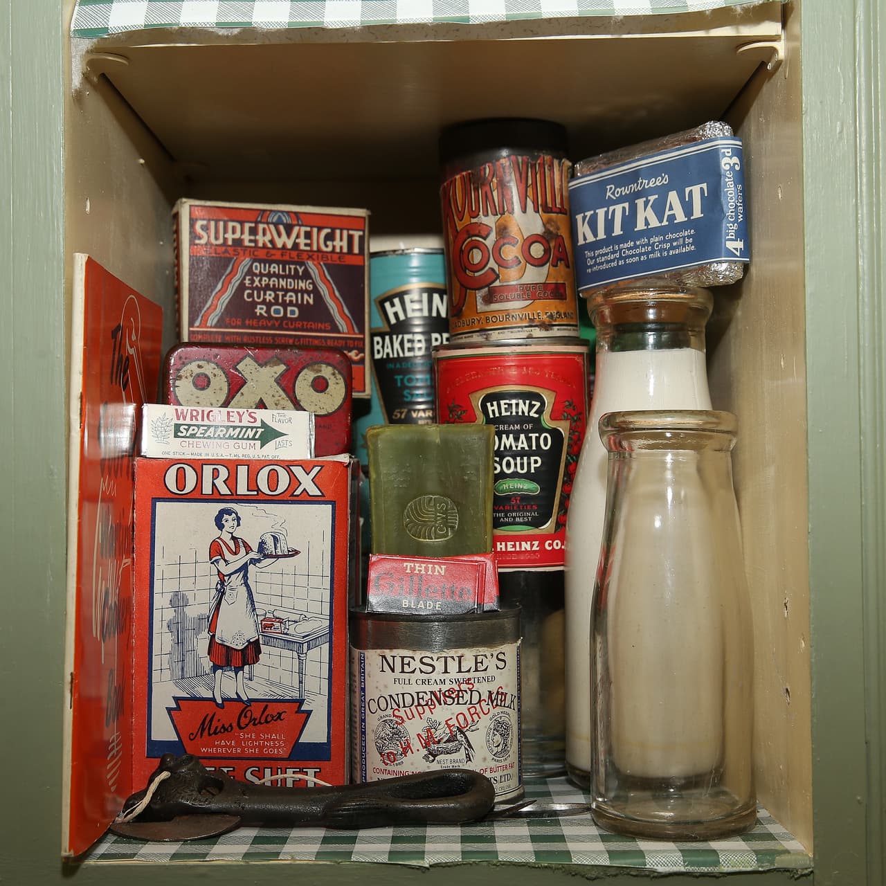 En su alacena hay artículos con el viejo logotipo que usaban.