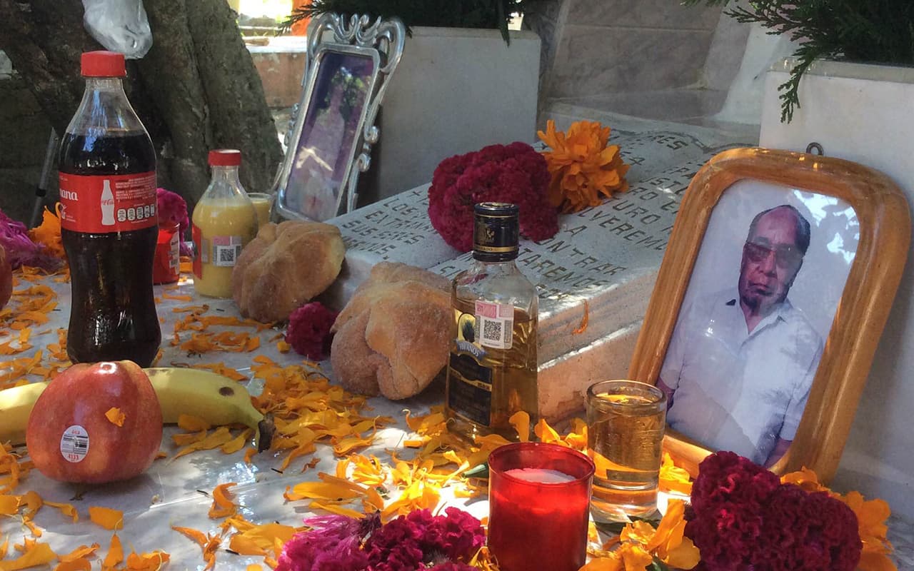 Muchos mexicanos, como la familia Flores, coloca altares sobres las tumbas, decorándolos con las fotos del difunto, así como sus comidas y bebidas favoritas