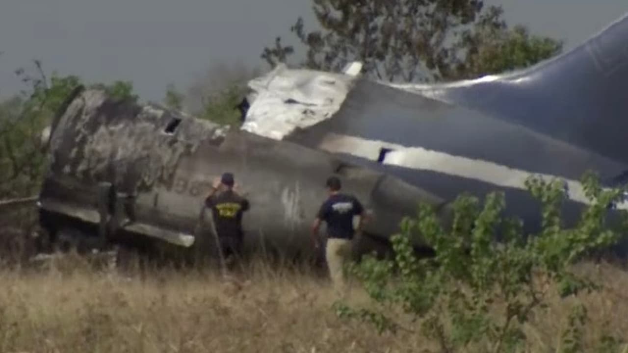 <b>En video: un <b>avión con 21 personas intenta despegar y luego se estrella al norte de Houston</b></b>
<br>
<br>Los 18 pasajeros y 3 tripulantes no sufrieron heridas mayores. Autoridades federales abrieron una investigación para determinar las causas del accidente ocurrido en el Aeropuerto Ejecutivo de Houston.