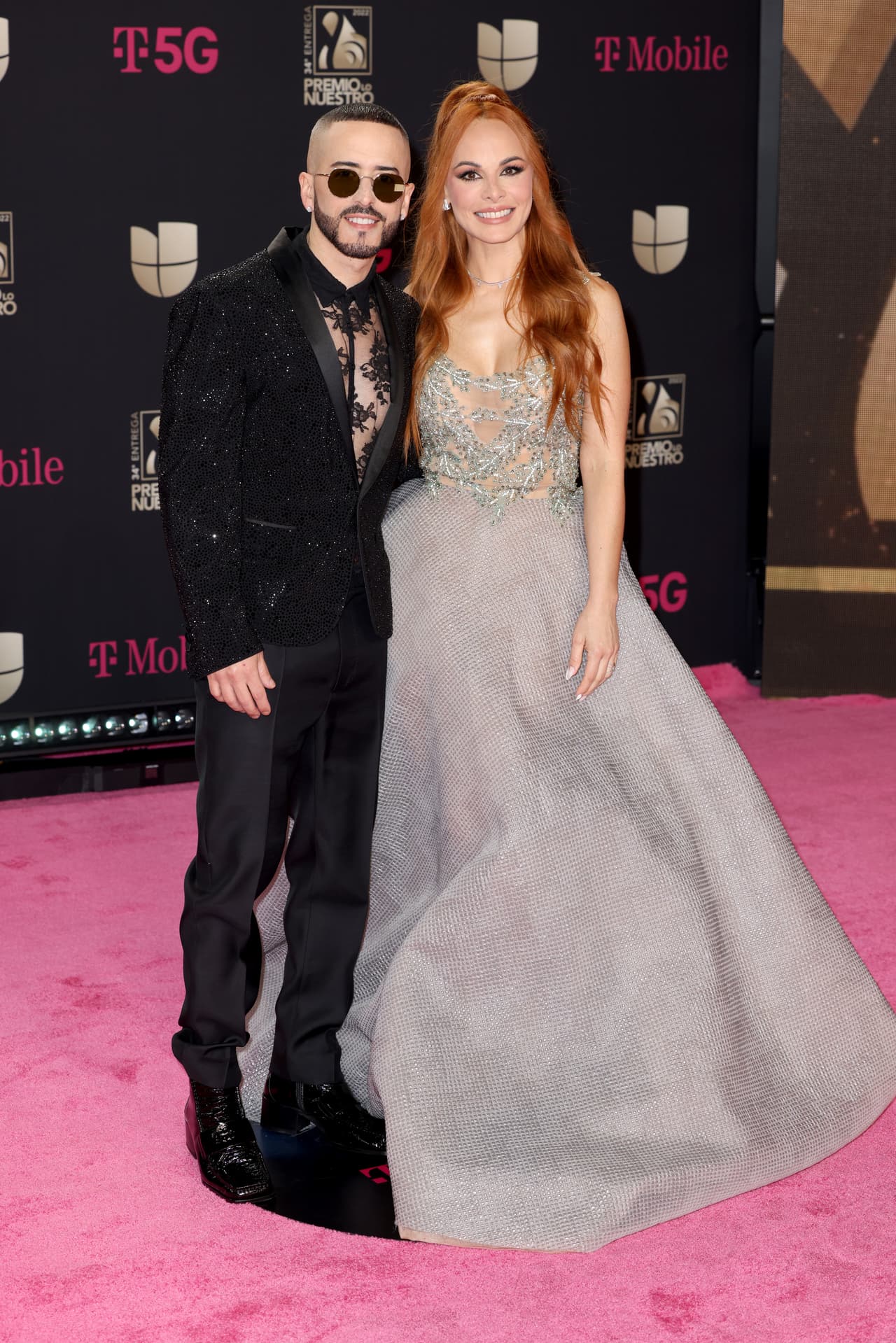 La esposa del reggaetonero enamoró la alfombra de los premios, pues optó por un vestido de cola larga con algunos detalles en el torso.