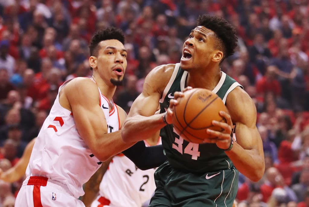 Giannis Antetokounmpo, a pesar de la complciada noche que tuvo, anotó 25 puntos, encestó nueve de 17 intentos a la cansata pero se fue 6-10 en tiros libres, incluso uno de ellos ni siquiera tocó el aro.