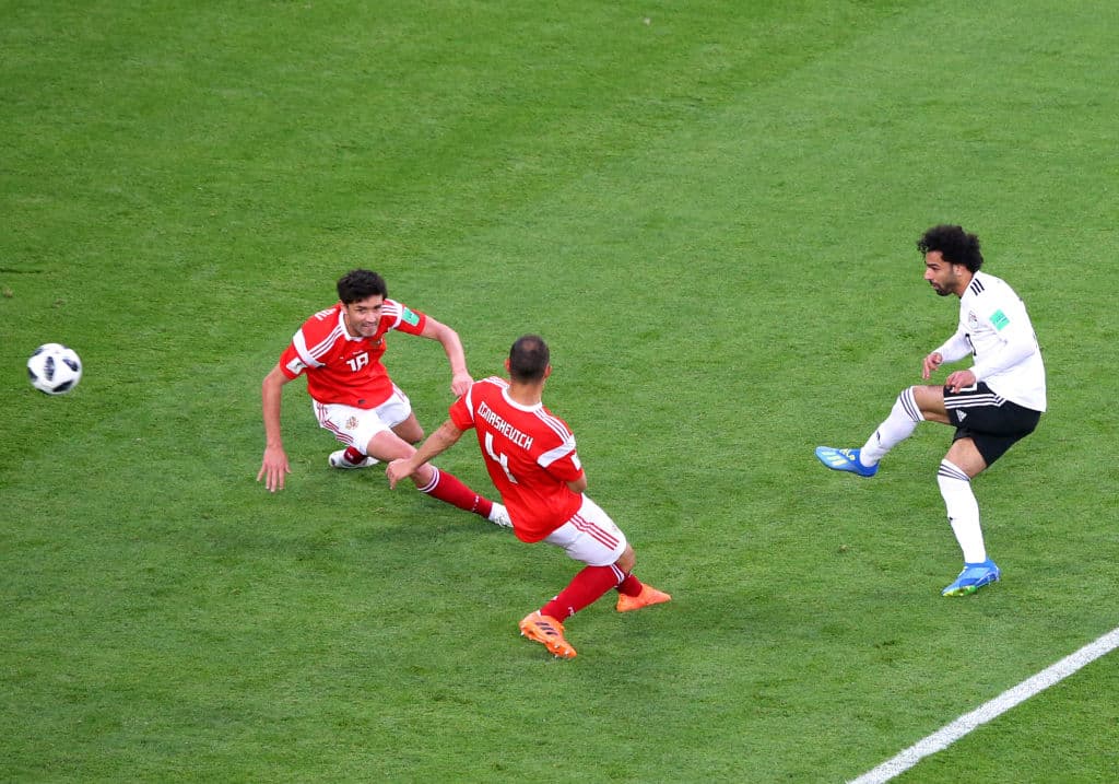 En fracciones de segundo y entre dos defensores, Salah buscó abrirse el espacio, no lo encontró pero hizo un recorte y en una media vuelta disparó y la bola pasó cerca del poste, vaya peligro.