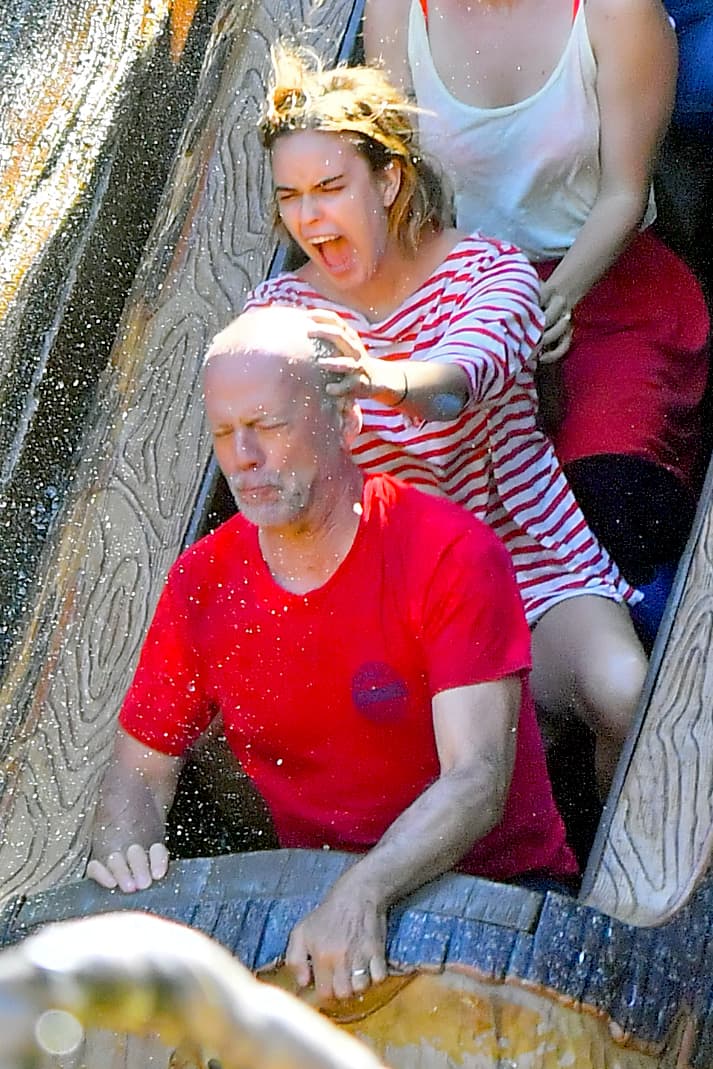 El protagonista de 'Glass' y 'Duro de Matar' se pasó una tarde entre juegos con sus hijas en Disneylandia.