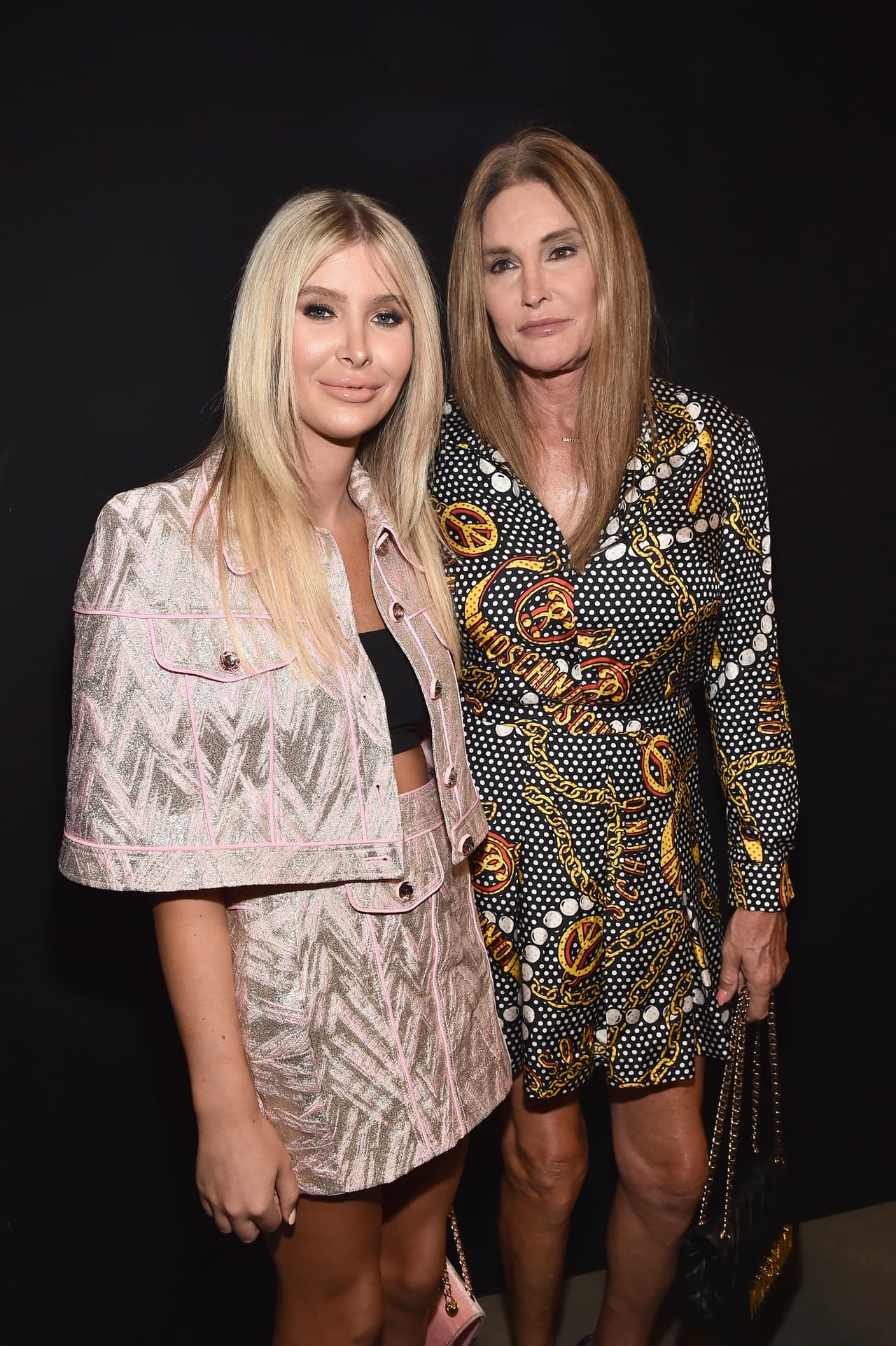 "Sophia también anhela convertirse en madre y Cait sabe lo importante que es para ella. Han decidido contratar a un vientre subrogado para llevar a su bebé tan anhelado", agregó.