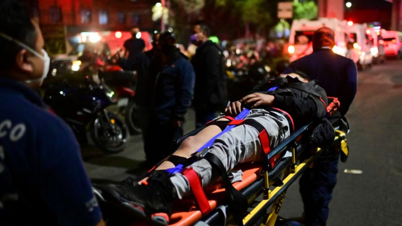 <b>En video: </b>Aunque la tragedia ocurrió a las diez de la noche del lunes, 
<b>continúan las tareas de rescate</b>. Hay al menos cuatro cadáveres atrapados.