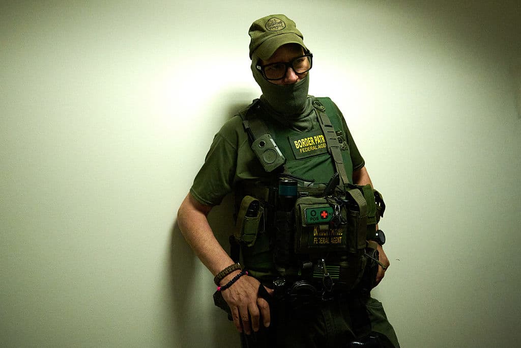 Representantes del Departamento de Seguridad Nacional de EE.UU. defienden las cubiertas faciales, argumentando que identificar a los oficiales los expone a represalias y violencia.