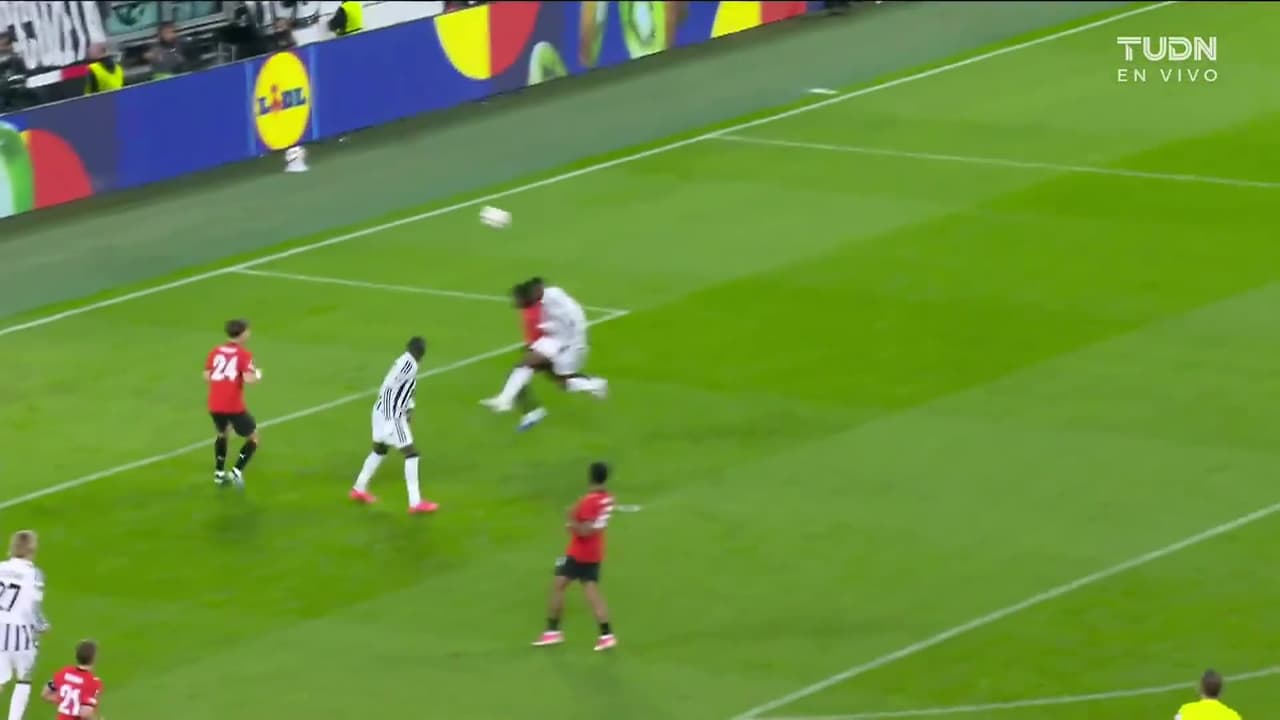 ¡Brutal choque y hay sangre en la cancha! Kalulu y Nagida sufren fuerte choque de cabezas!