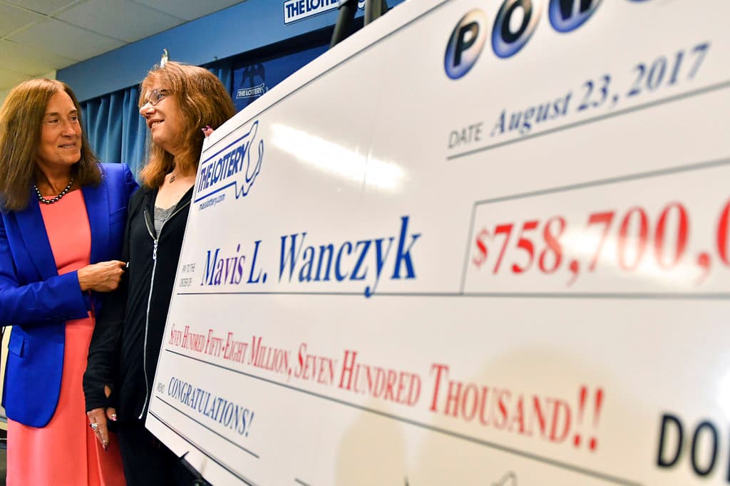<h3 class="cms-H3-H3">8. $758.7 millones</h3>
<br>De la lotería Powerball, ganado el 23 de agosto de 2017 por una mujer identificada como 
<b>Mavis Wanczyk de Chicopee, Massachusetts</b>.