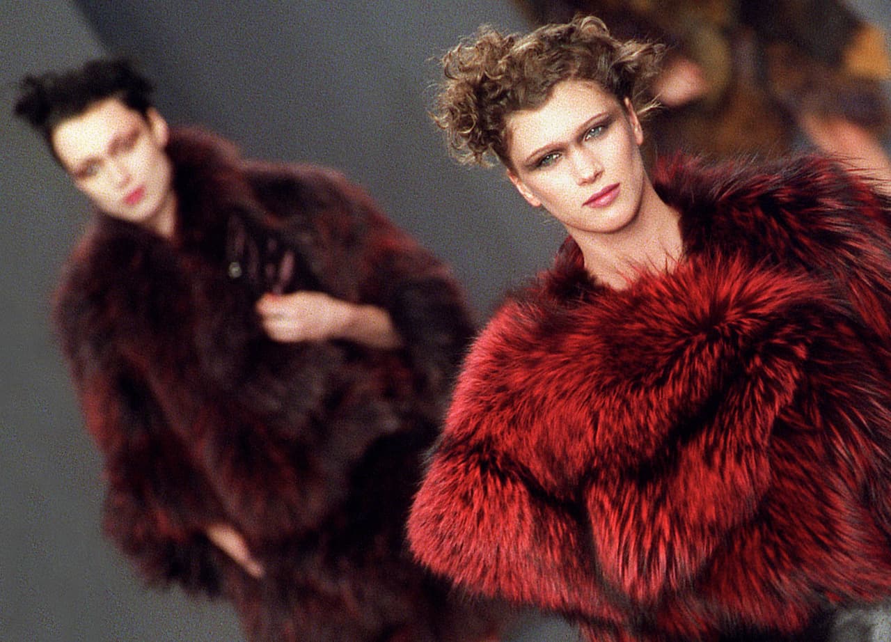 Una mujer no vive sólo de jerseys, así que también propuso abrigos, accesorios, y colecciones de moda completas.