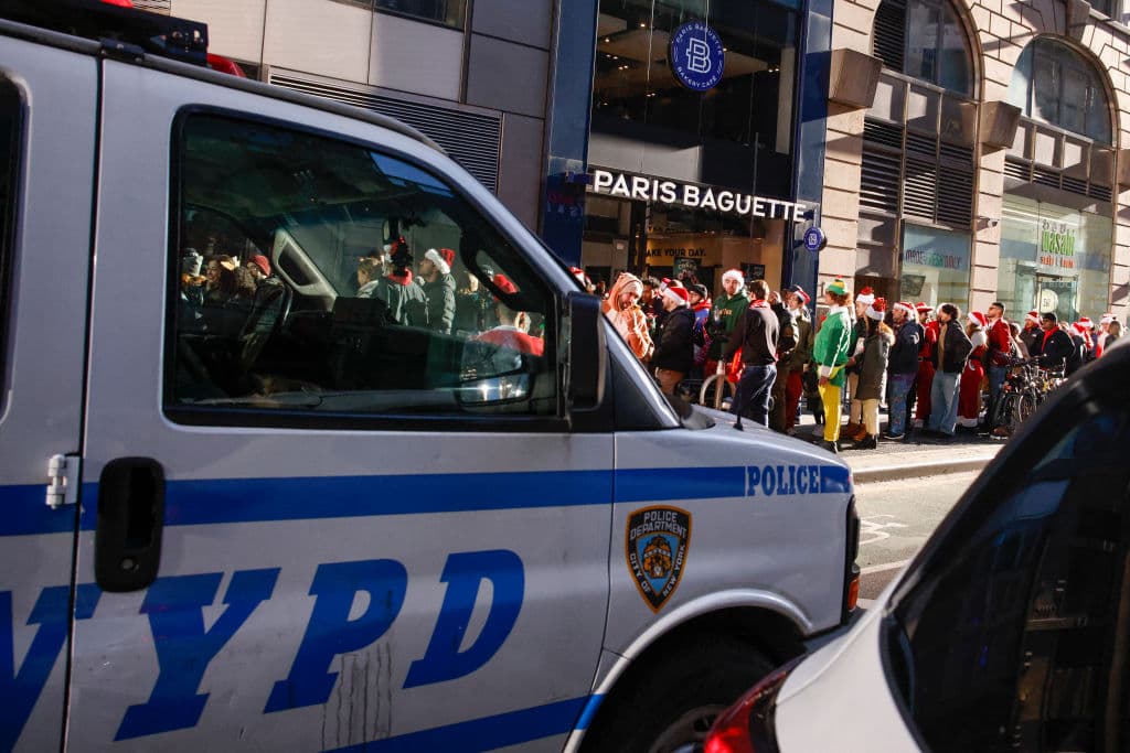 Para garantizar que las personas disfrazadas pudieran 
<b><a href="https://www.univision.com/noticias/estados-unidos/asesinato-ceo-unitedhealthcare-seguridad-ejecutivos-amenaza-de-muerte" target="_blank">sentirse seguras durante el SantaCon</a></b>, la policía de Nueva York prestó vigilancia desde temprano en el día hasta la noche del sábado.