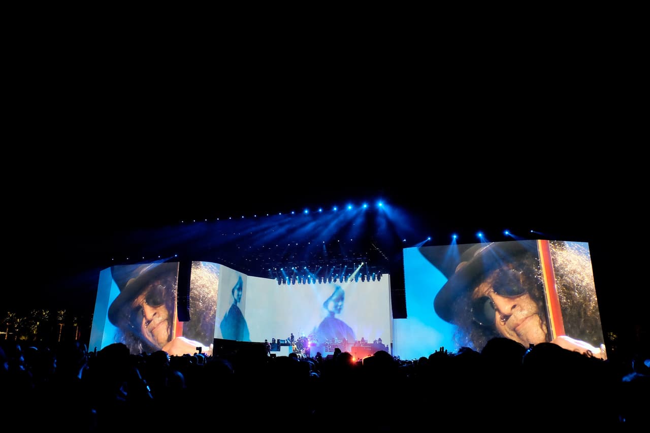 El prodigio de Slash quedó implícito en cada uno de los solos que hacían estallar el escenario. Ocasionando un mute generalizado en quienes lo estaban disfrutando.