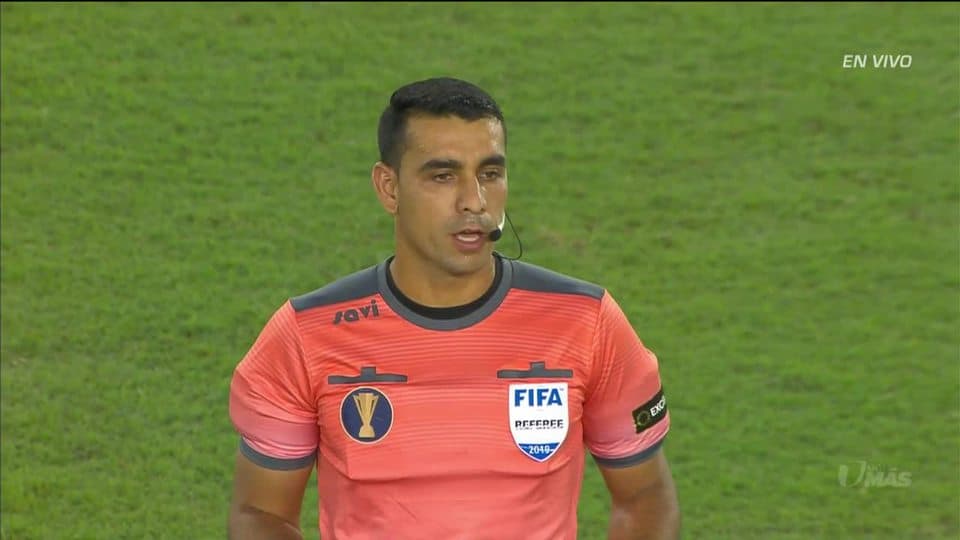 Arranca el partido y la pelota está en juego.