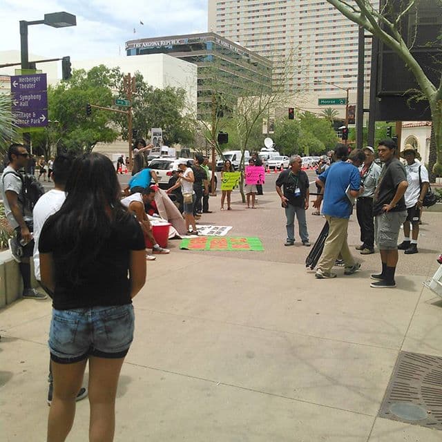 Simpatizantes y detractores del precandidato republicano a la presidencia, Donald Trump, no se hicieron esperar a las afueras del Centro de Convenciones de Phoenix. Hasta el momento las protestas se han realizado en paz.