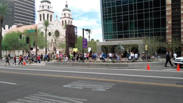 Simpatizantes y detractores del precandidato republicano a la presidencia, Donald Trump, no se hicieron esperar a las afueras del Centro de Convenciones de Phoenix. Hasta el momento las protestas se han realizado en paz.