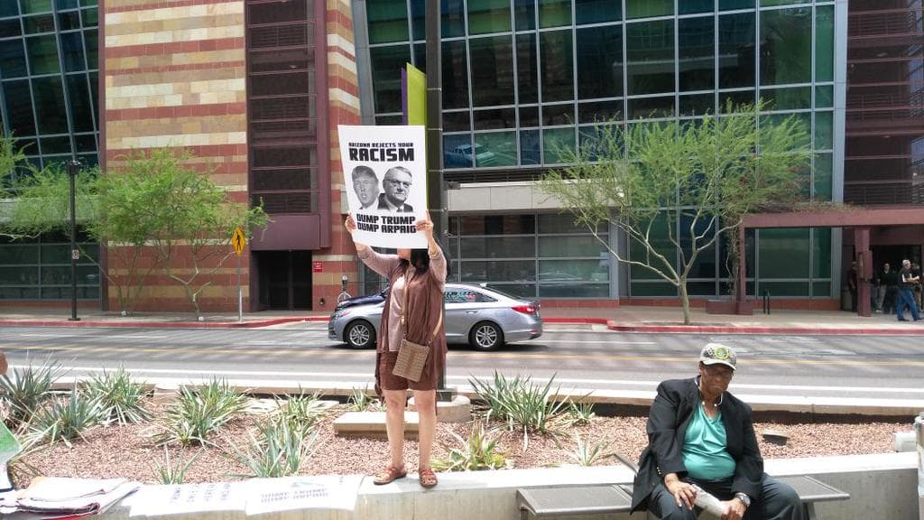 Simpatizantes y detractores del precandidato republicano a la presidencia, Donald Trump, no se hicieron esperar a las afueras del Centro de Convenciones de Phoenix. Hasta el momento las protestas se han realizado en paz.