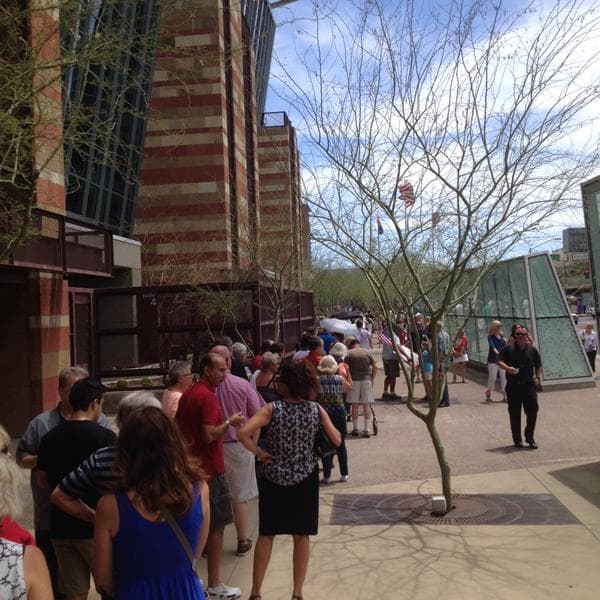 Simpatizantes y detractores del precandidato republicano a la presidencia, Donald Trump, no se hicieron esperar a las afueras del Centro de Convenciones de Phoenix. Hasta el momento las protestas se han realizado en paz.