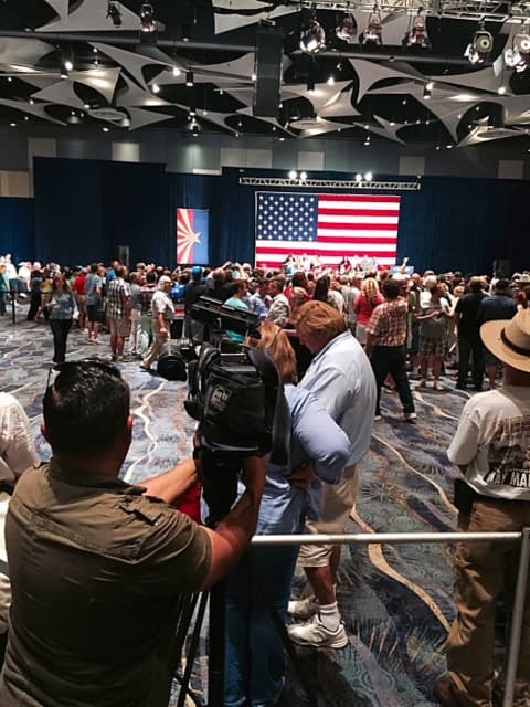 Simpatizantes y detractores del precandidato republicano a la presidencia, Donald Trump, no se hicieron esperar a las afueras del Centro de Convenciones de Phoenix. Hasta el momento las protestas se han realizado en paz.