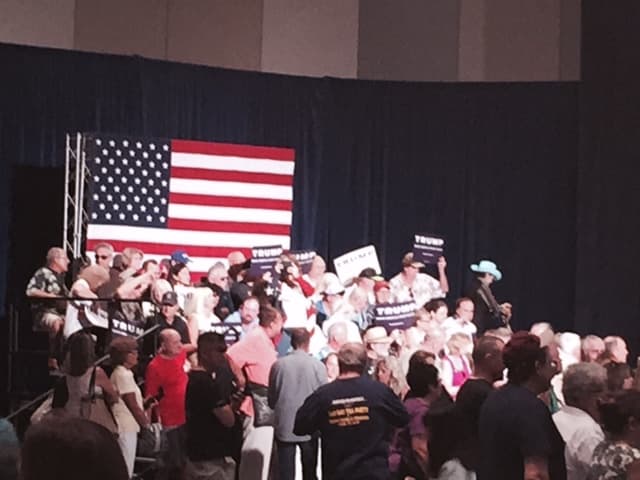 Simpatizantes y detractores del precandidato republicano a la presidencia, Donald Trump, no se hicieron esperar a las afueras del Centro de Convenciones de Phoenix. Hasta el momento las protestas se han realizado en paz.