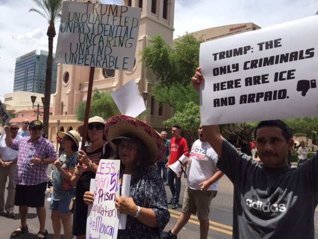 Simpatizantes y detractores del precandidato republicano a la presidencia, Donald Trump, no se hicieron esperar a las afueras del Centro de Convenciones de Phoenix. Hasta el momento las protestas se han realizado en paz.