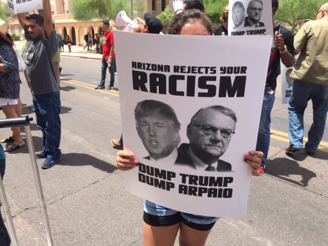 Simpatizantes y detractores del precandidato republicano a la presidencia, Donald Trump, no se hicieron esperar a las afueras del Centro de Convenciones de Phoenix. Hasta el momento las protestas se han realizado en paz.