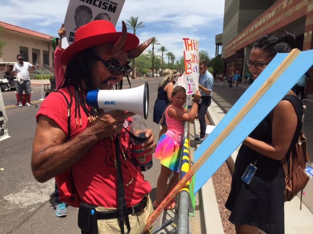 Simpatizantes y detractores del precandidato republicano a la presidencia, Donald Trump, no se hicieron esperar a las afueras del Centro de Convenciones de Phoenix. Hasta el momento las protestas se han realizado en paz.
